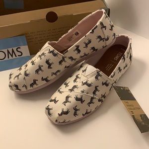 NWT Animal print Toms in box + sticker